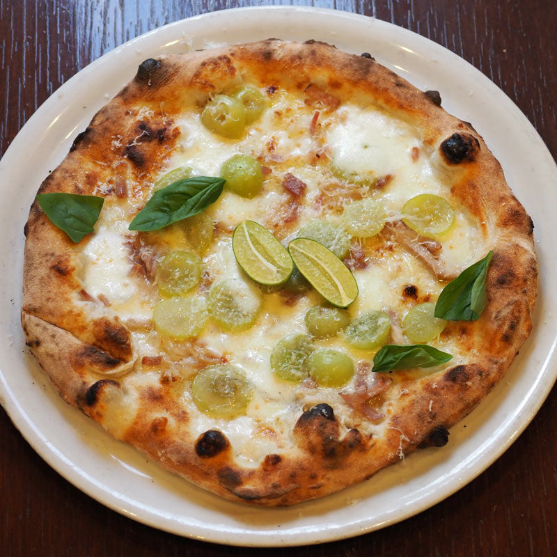 伝統的なナポリピッツァ 山形産シャインマスカットと平田牧場無添加ベーコン/緑のイスキア