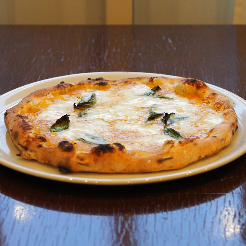 伝統的なナポリピッツァ 黄金色のマルゲリータ/緑のイスキア